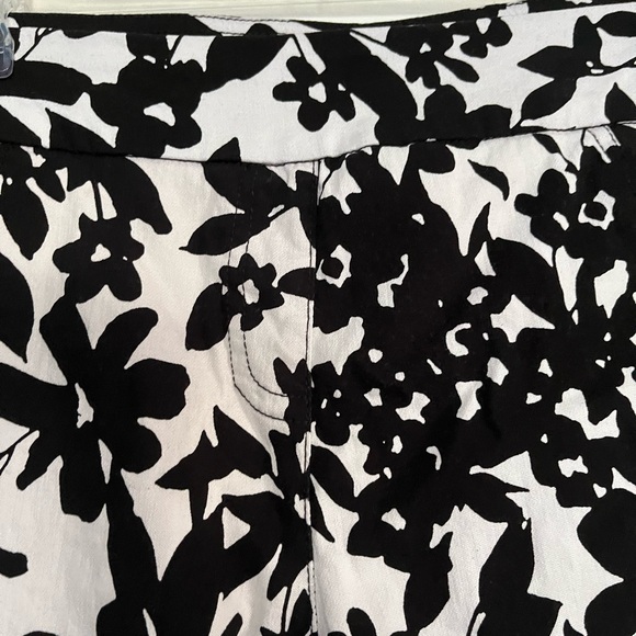Petite medium, cropped, black and white stretch pants - Picture 3 of 4